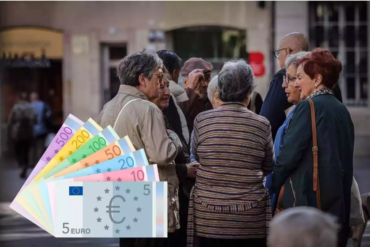 Montaje con una imagen de un grupo de jubilados y a la izquierda un dibujo con varios billetes de diferentes cantidades de euro