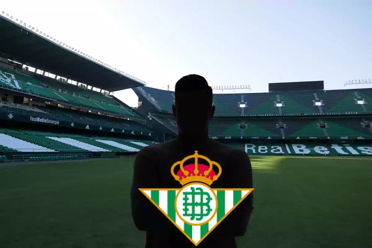 Persona con el logo del Real Betis en un estadio de fútbol.