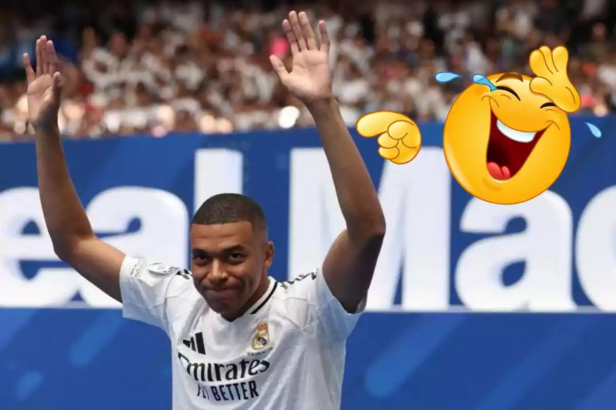 Un jugador de fútbol con la camiseta del Real Madrid levantando las manos, con un emoji riendo y señalando en el fondo.