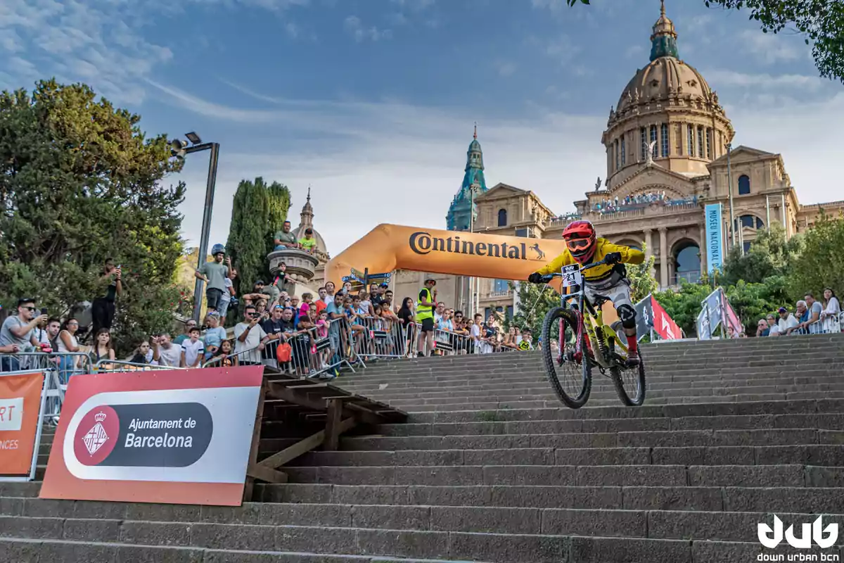 Rider descendiendo escaleras en una competencia urbana en Barcelona con espectadores