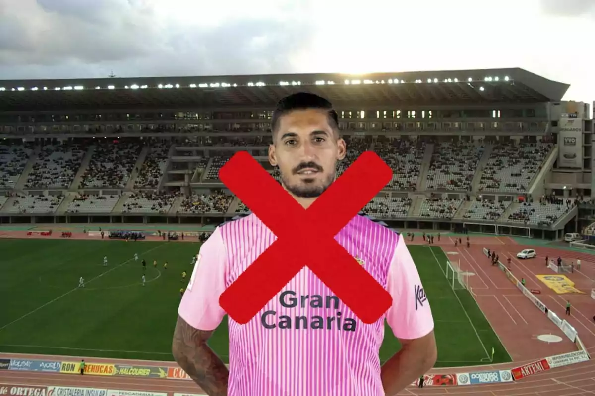 Un jugador de fútbol con una camiseta rosa y una gran X roja sobre él, con un estadio de fondo.