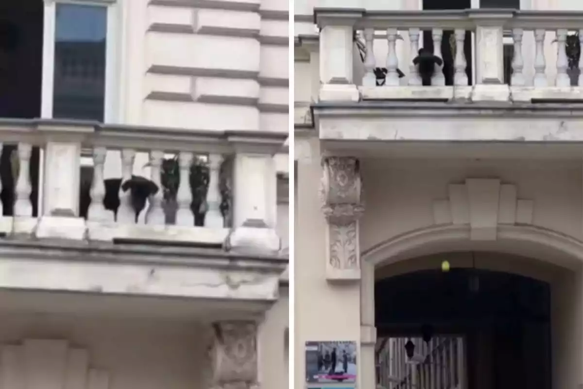 Un edificio con una fachada blanca y un balcón con barandilla de piedra blanca.