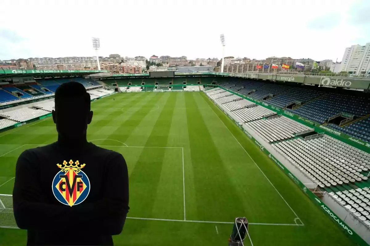 Un estadio de fútbol vacío con una figura sombreada en primer plano que lleva el escudo del Villarreal CF en su camiseta.