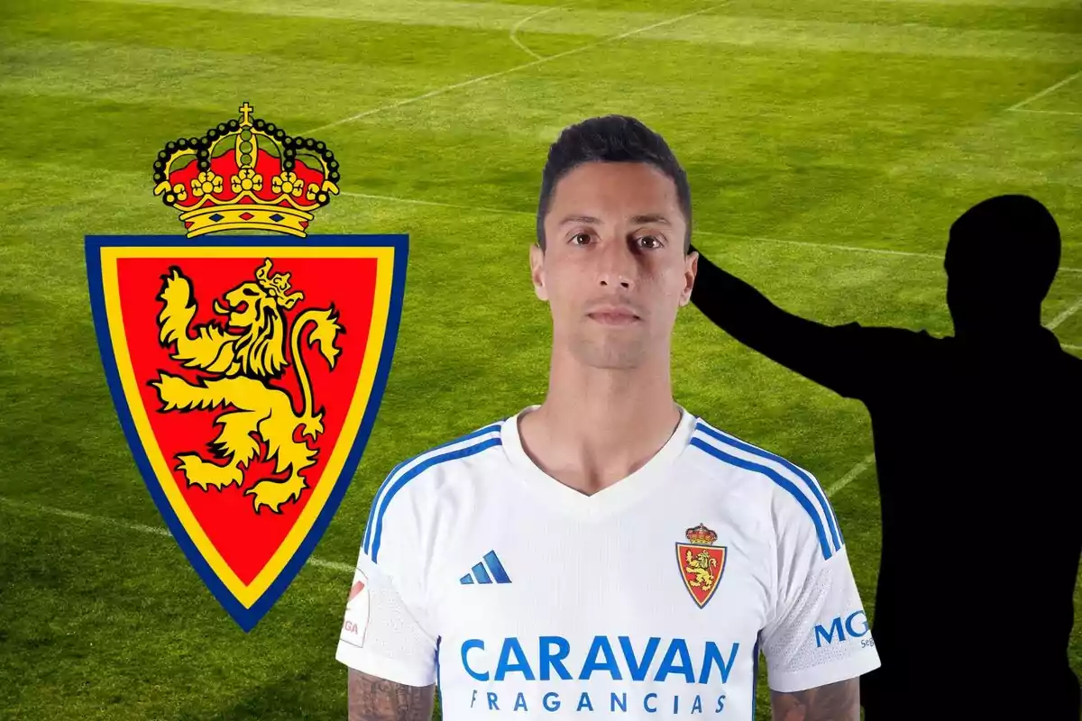 Un jugador de fútbol con la camiseta del Real Zaragoza, junto al escudo del equipo y la silueta de otro jugador en un campo de fútbol.