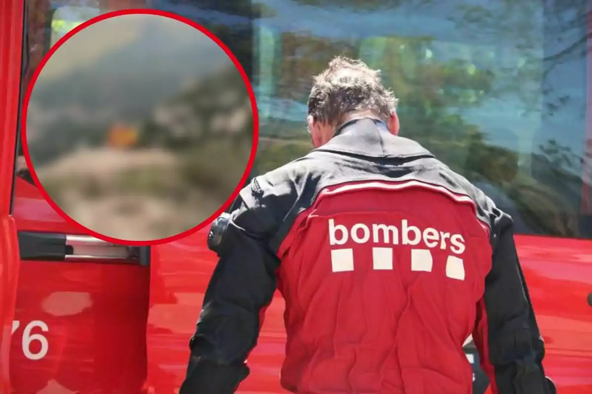 Un bombero de espaldas con un uniforme rojo y negro que dice "bombers" en la parte trasera, junto a un vehículo de emergencia rojo.