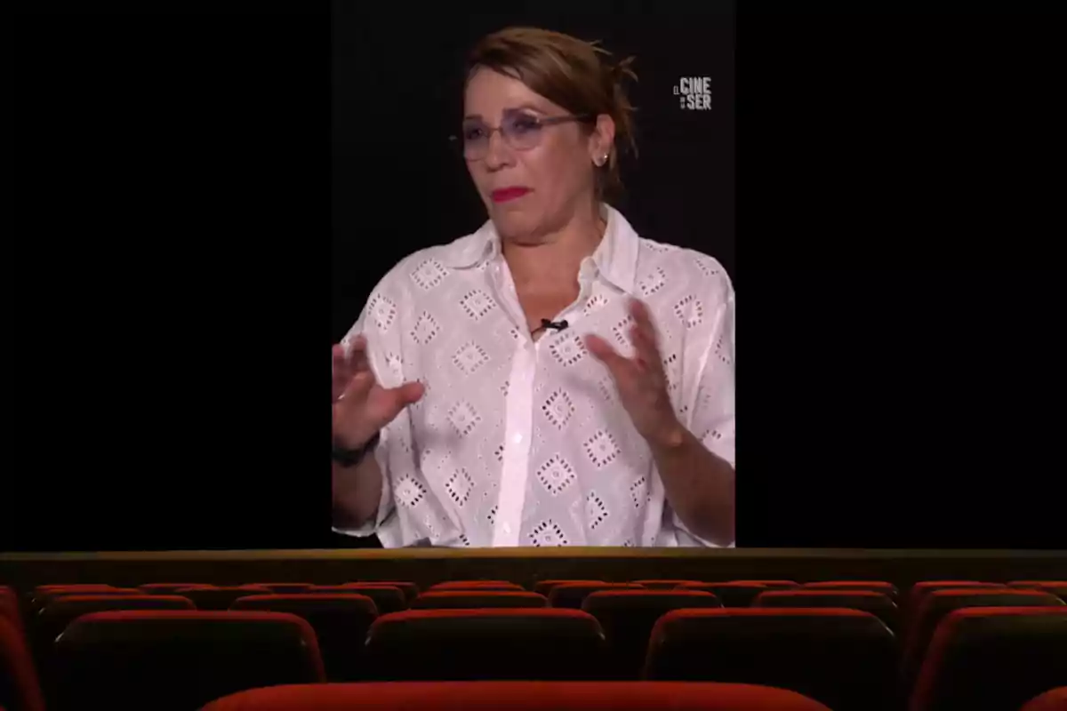 Montaje con una imagen de Emma Vilarasau durante una entrevista para El Cine de La Ser. En la parte inferior una imagen con unas butacas de un cine