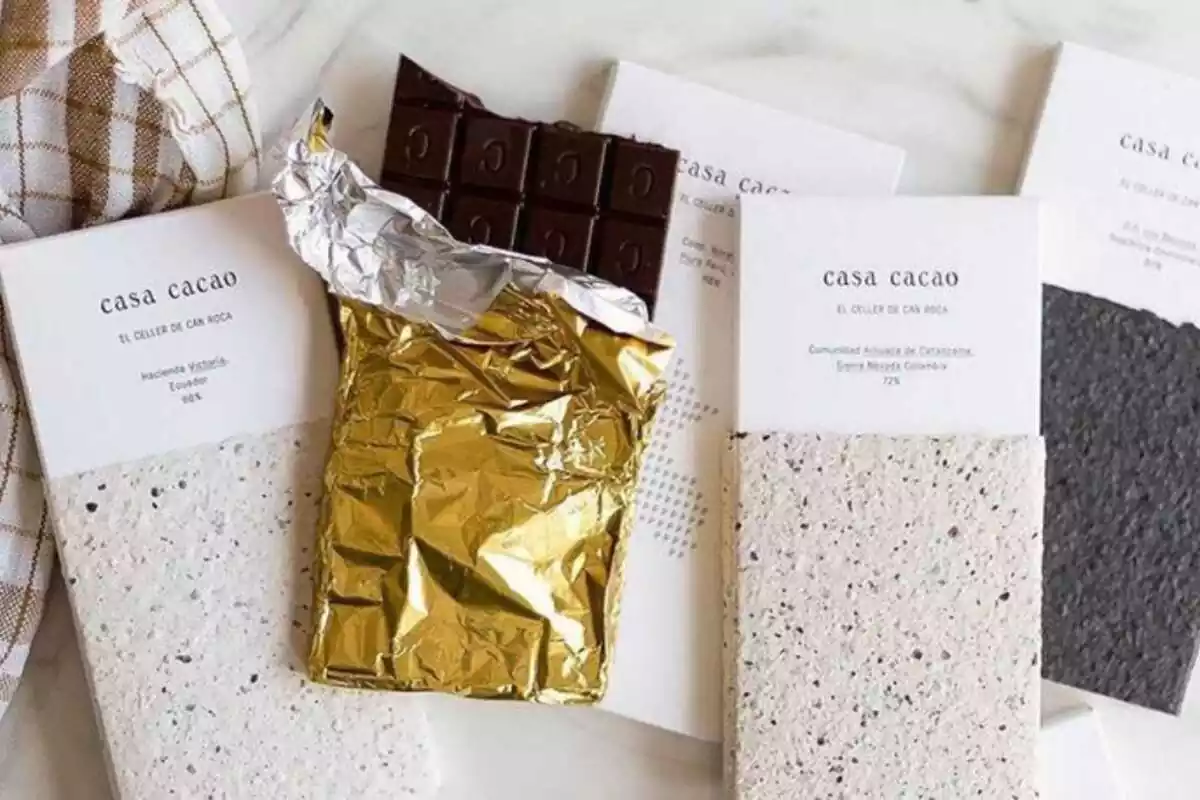 Una tableta de chocolate abierta encima de otras empaquetadas