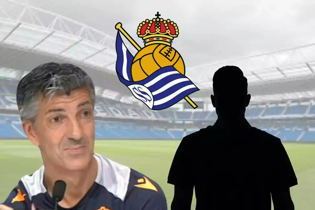 Un hombre con camiseta deportiva y micrófono, junto a una silueta negra y el escudo de la Real Sociedad, en un estadio de fútbol.