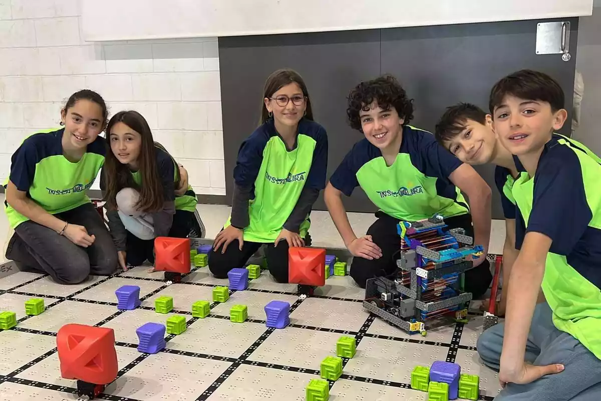 Grupo de alumnos que ha impulsado un campeonato para asistir al campeonato mundial de robótica