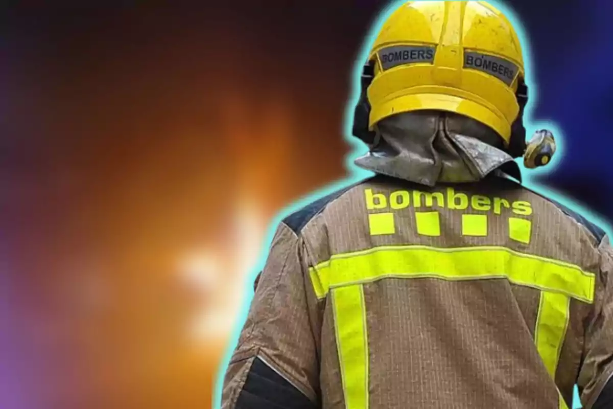 Bombero de espaldas con uniforme y casco amarillo frente a un fondo borroso de colores cálidos.