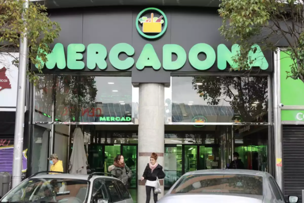 El exterior de una tienda de Mercadona con dos mujeres en la puerta principal del establecimiento