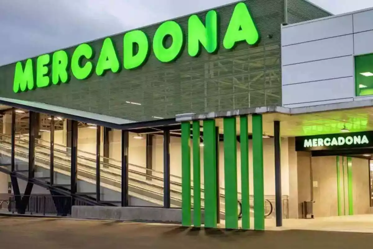 Primer plano de la entrada de una tienda de Mercadona