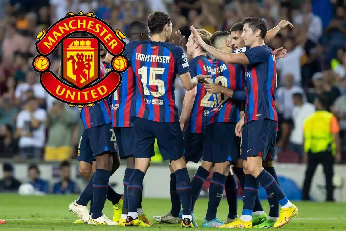 Montaje con una imagen de futbolistas del FC Barcelona durante un partido y en la esquina superior izquierda, el escudo del Manchester United