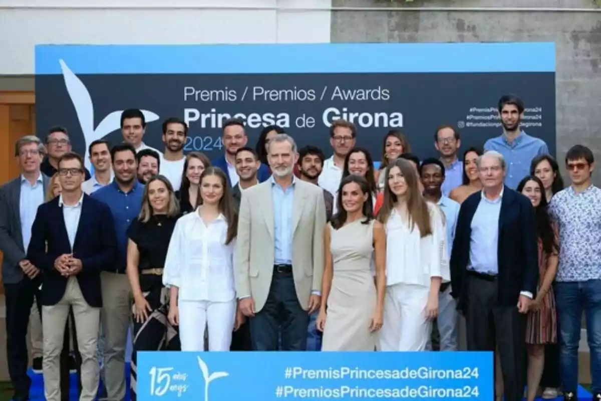 Un grupo de personas posando frente a un cartel que dice "Premis / Premios / Awards Princesa de Girona 2024" y "#PremisPrincesadeGirona24 #PremiosPrincesadeGirona24".