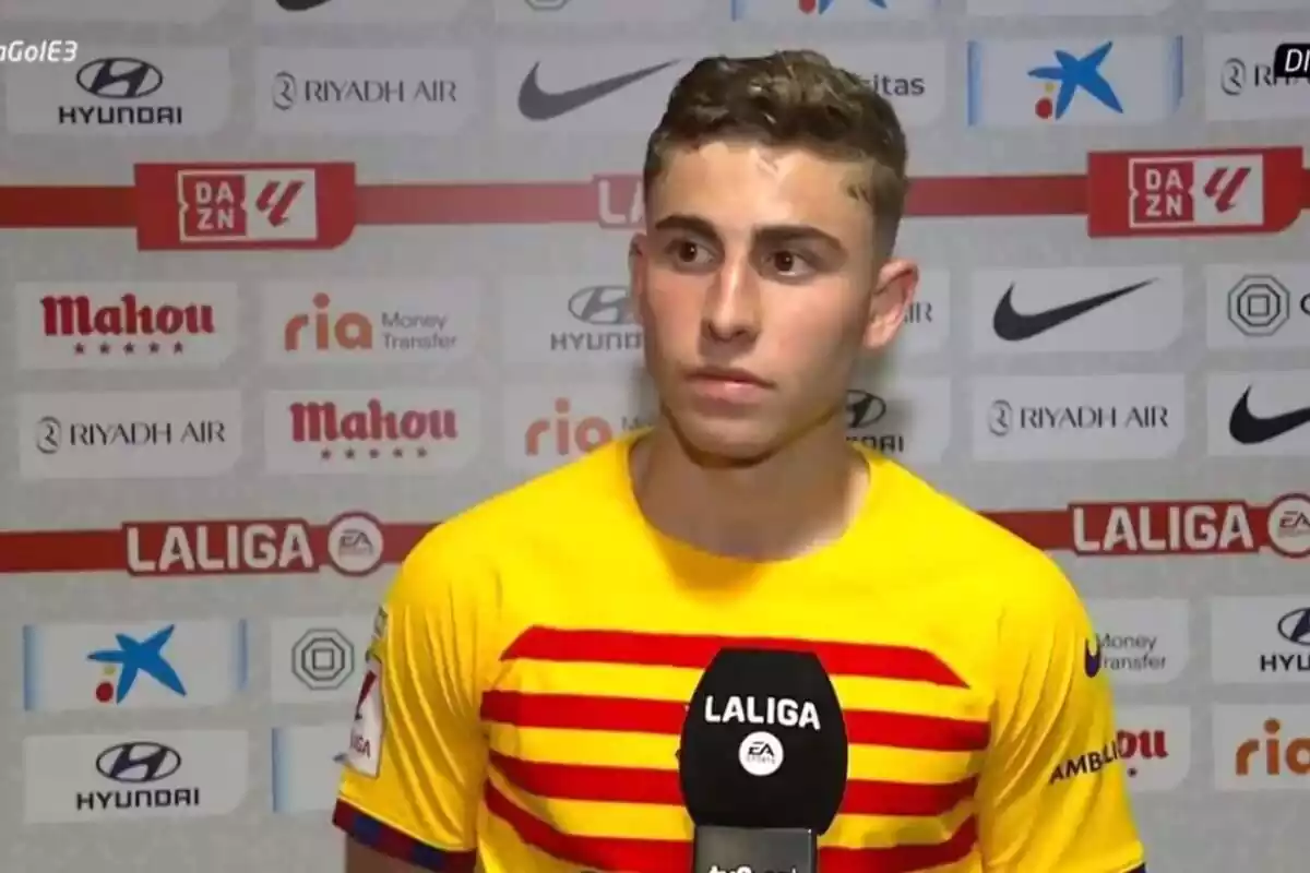 Fermín, vestido con la segunda equipación del FC Barcelona, en declaraciones a la prensa