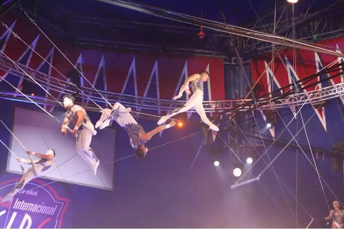 Imagen de varios trapecistas actuando