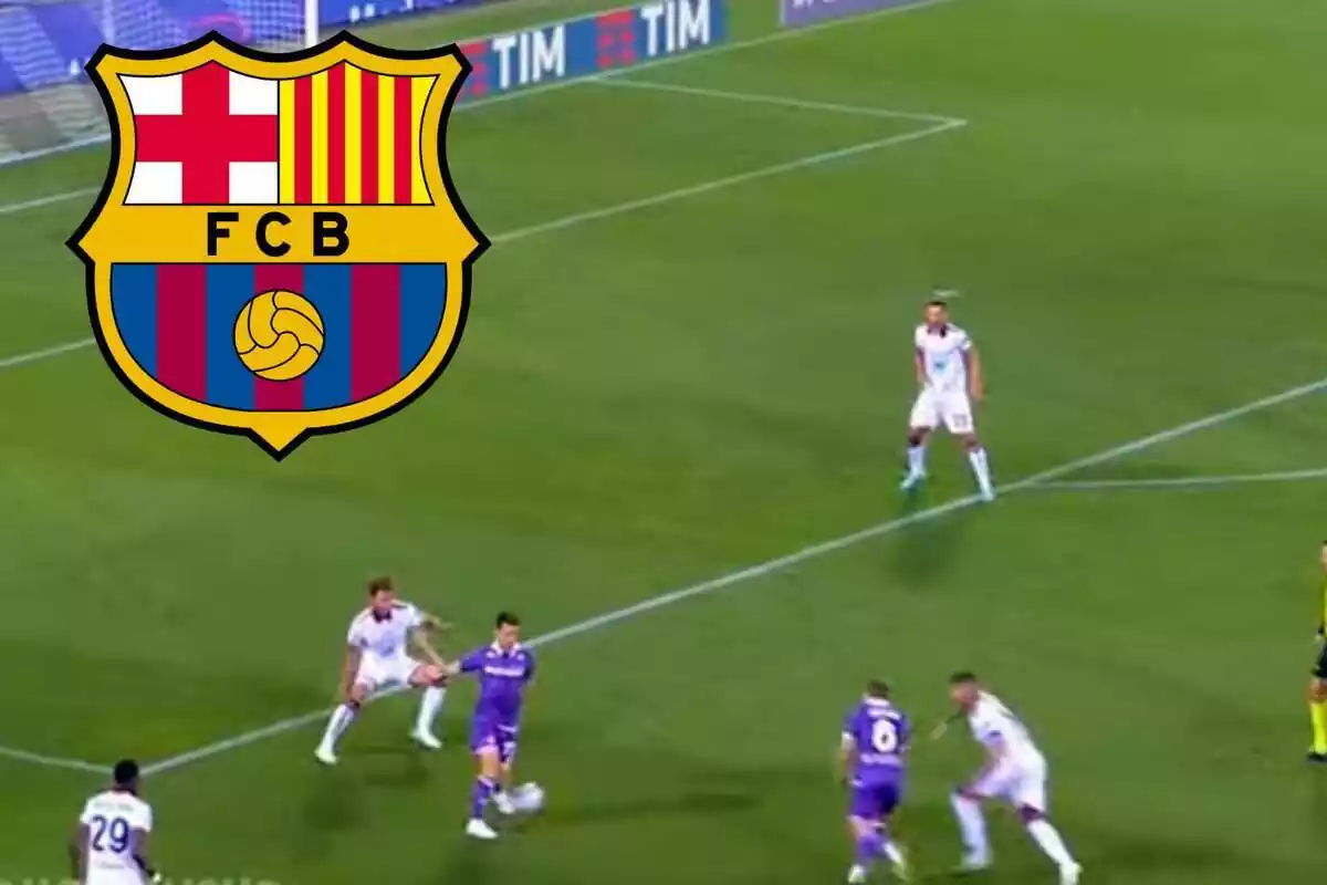 Montaje con una imagen de futbolistas de la Fiorentina durante un partido y en la esquina superior izquierda el escudo del Barça