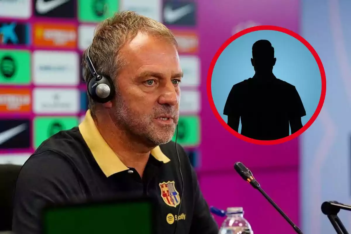 Un hombre con auriculares y una camiseta con el escudo del FC Barcelona está hablando en una conferencia de prensa, mientras que en la esquina superior derecha hay una silueta de una persona dentro de un círculo rojo.