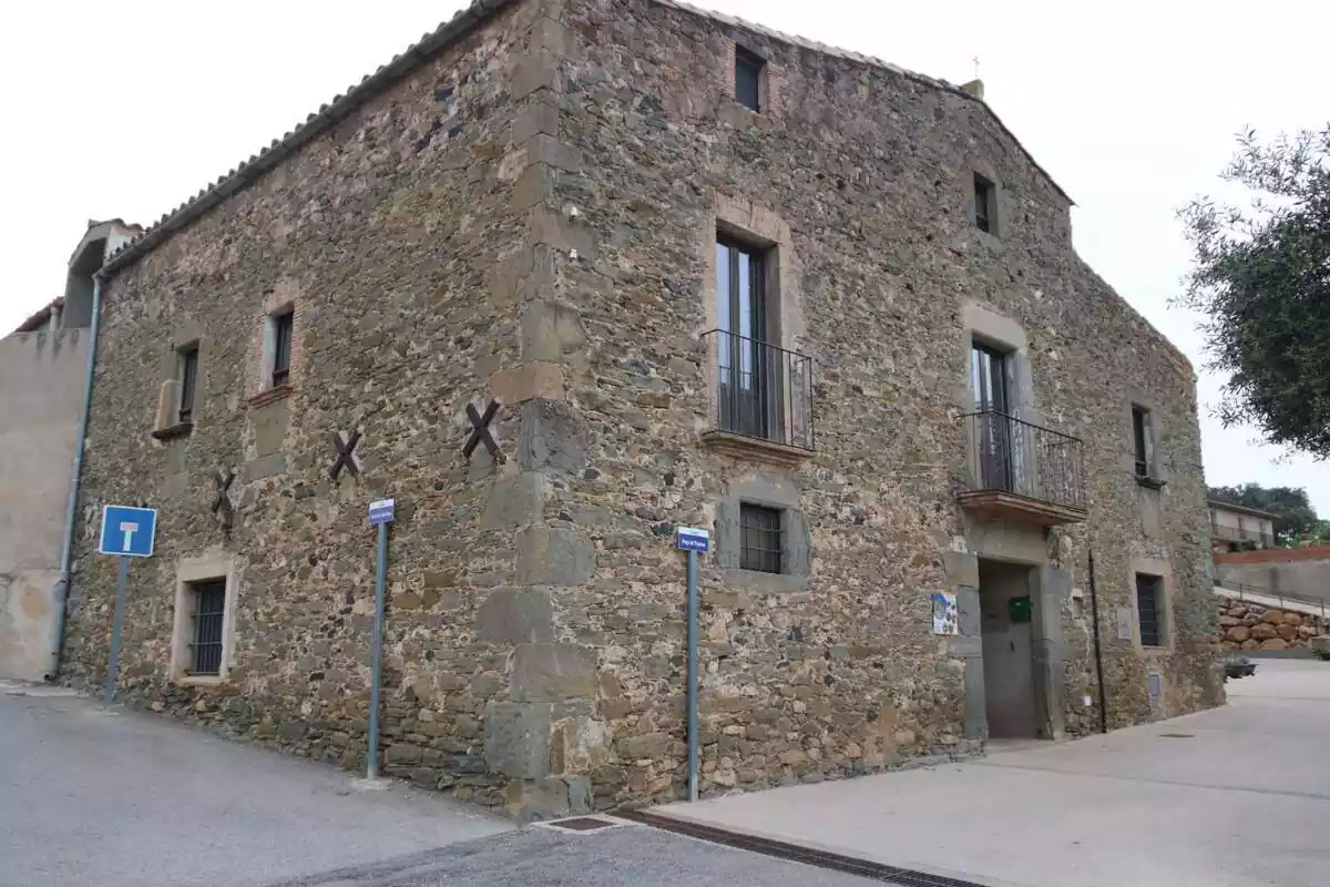 Imagen del exterior de la casa de colonias de Foixà