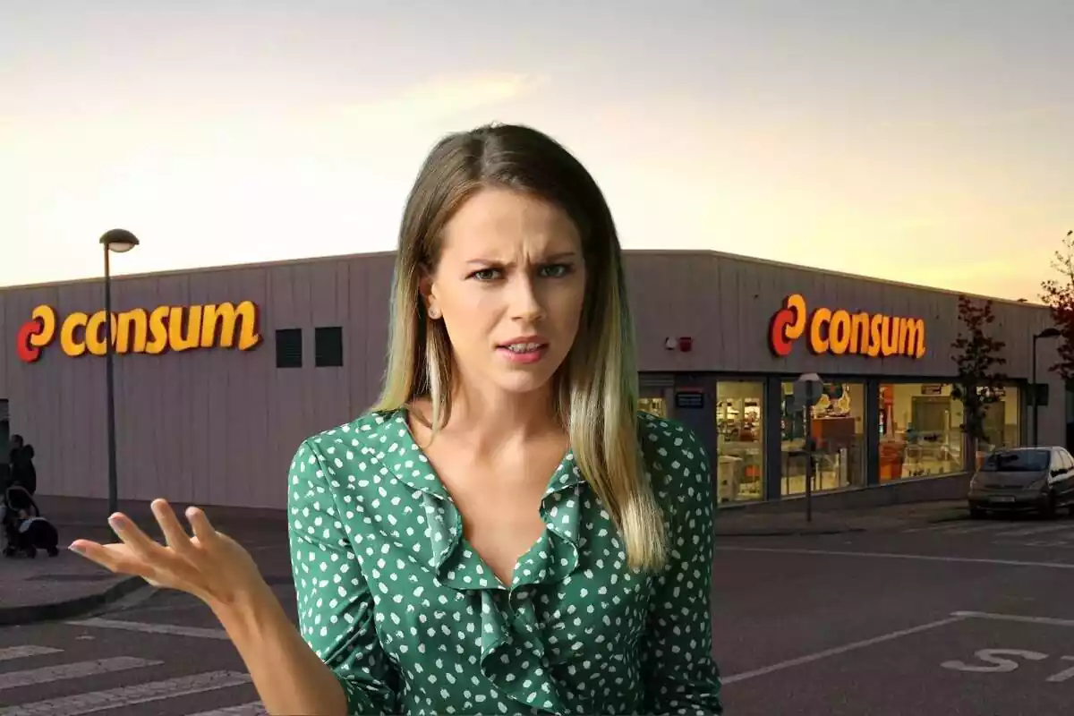Montaje con una imagen del exterior de un establecimiento Consum y en primer término una mujer enfadada