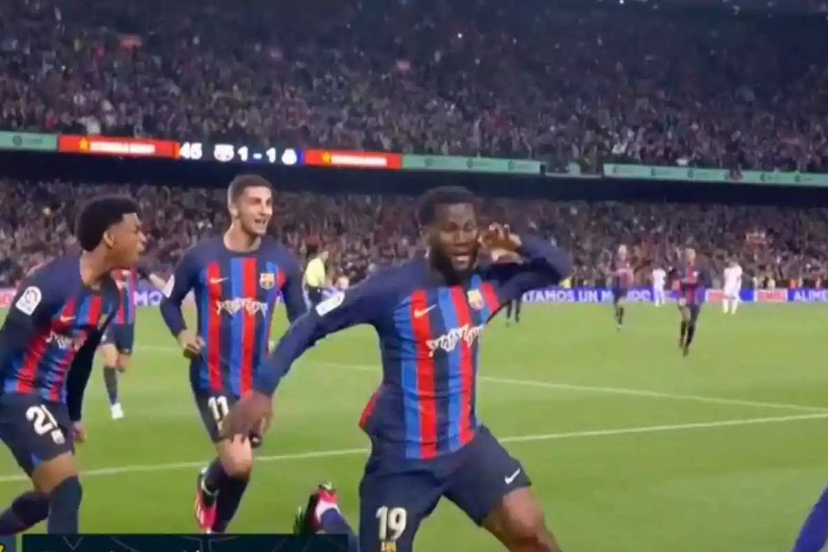 Franck Kessié celebrando un gol cuando todavía jugaba en el Barça
