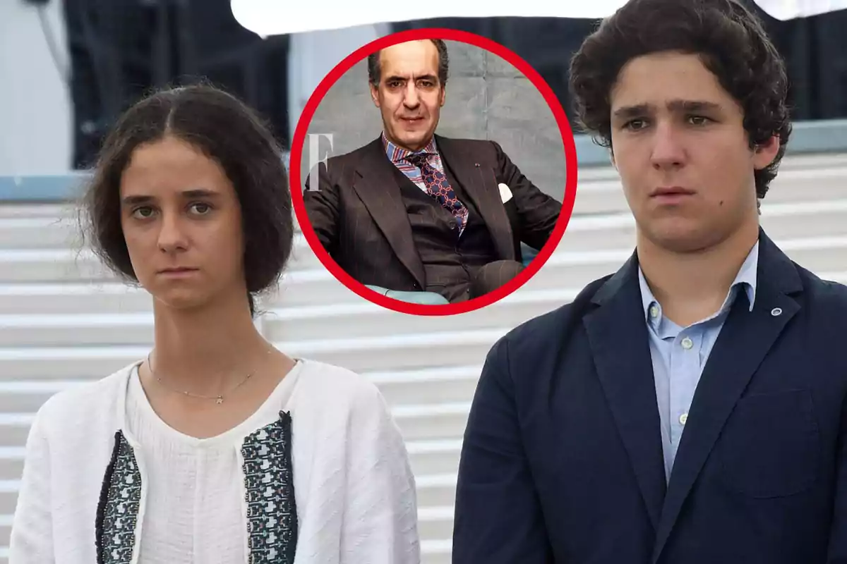 Dos jóvenes, una chica y un chico, están de pie uno al lado del otro con expresiones serias; en la parte superior de la imagen hay un círculo rojo que contiene la foto de un hombre mayor vestido con un traje.