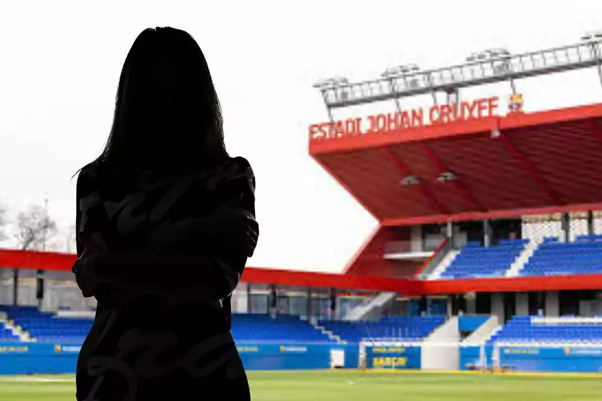 Montage con el estadio Johan Cruyff y una sombra negra de mujer en la parte izquierda de la imagen