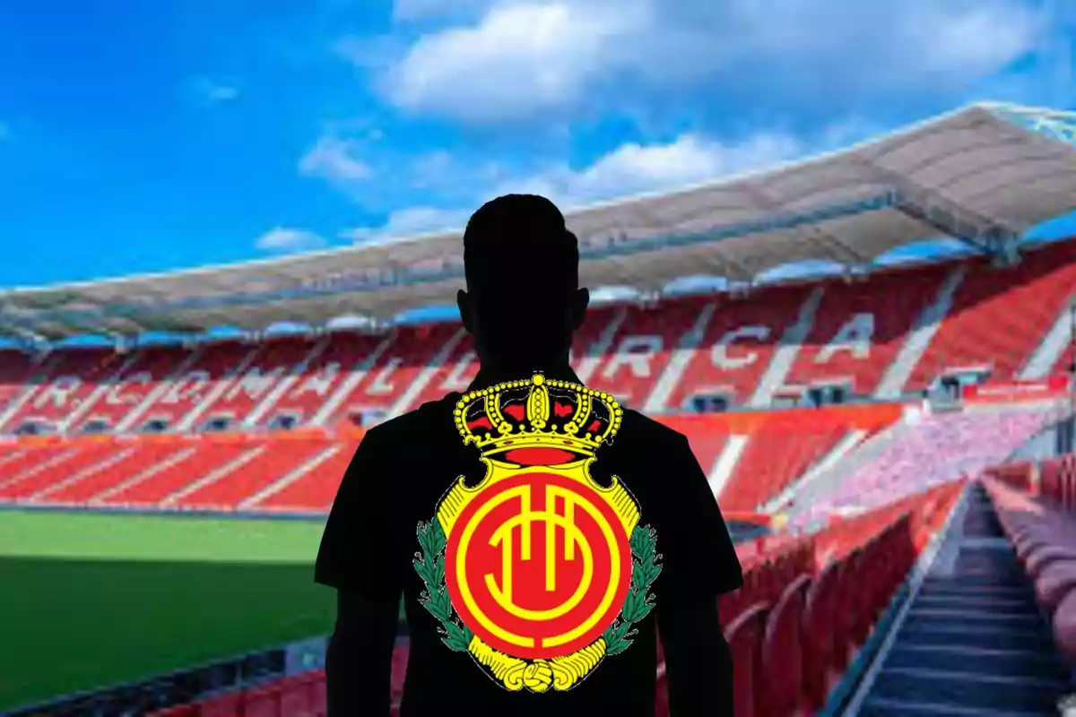 Montaje con el estadio de Son Moix y una sombra negra en el centro de la imagen con el escudo del RCD Mallorca