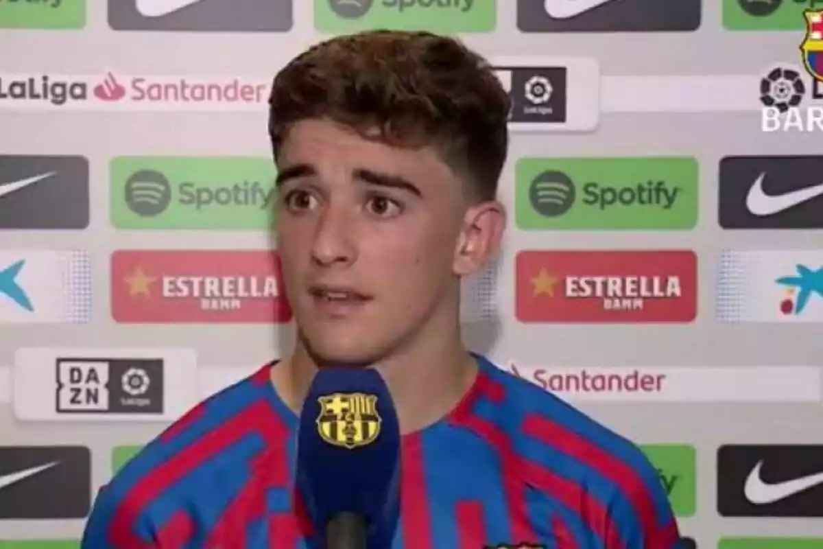 Gavi siendo entrevistado por Barça TV