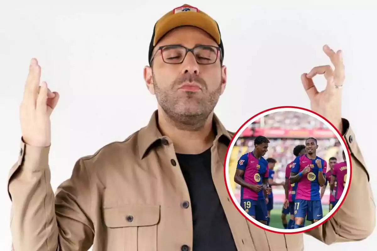 Hombre con gorra y gafas haciendo un gesto de meditación con una imagen circular de jugadores de fútbol en la esquina inferior derecha.