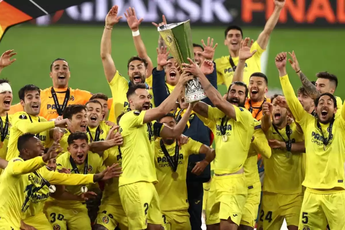 Jugadores del Villarreal celebrando el título de Europa League