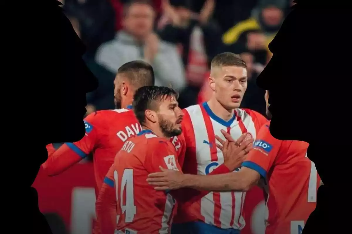 Montaje con una imagen de futbolistas del Girona durante un partido y en los laterales sombras de hombre para representar a los dos futbolistas que interesan al equipo