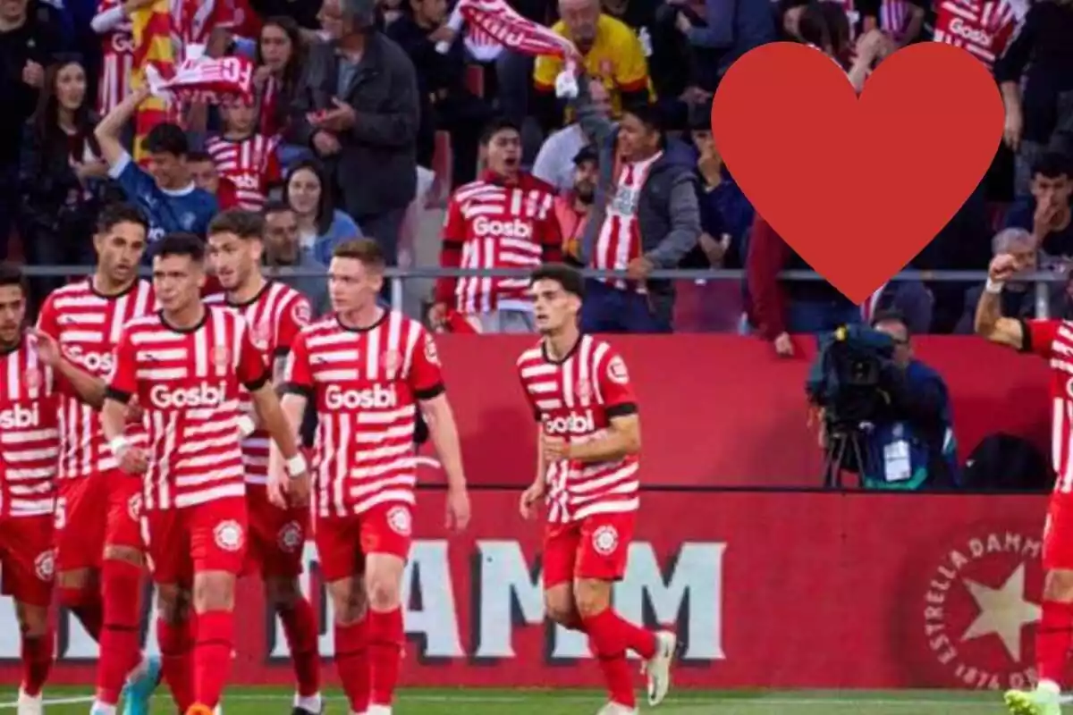 Jugadores del Girona en un campo de fútbol y un emoticono de un corazón
