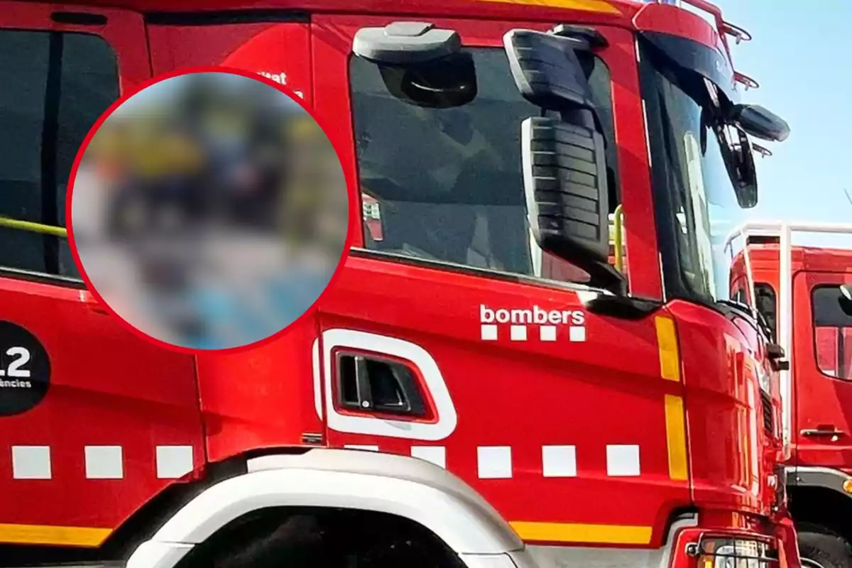 Un camión de bomberos rojo con detalles en blanco y amarillo, con la palabra "bombers" escrita en el costado.