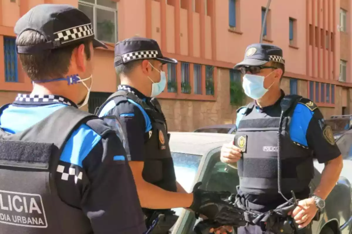 Agentes de la Guardia Urbana de Barcelona hablando en la calle