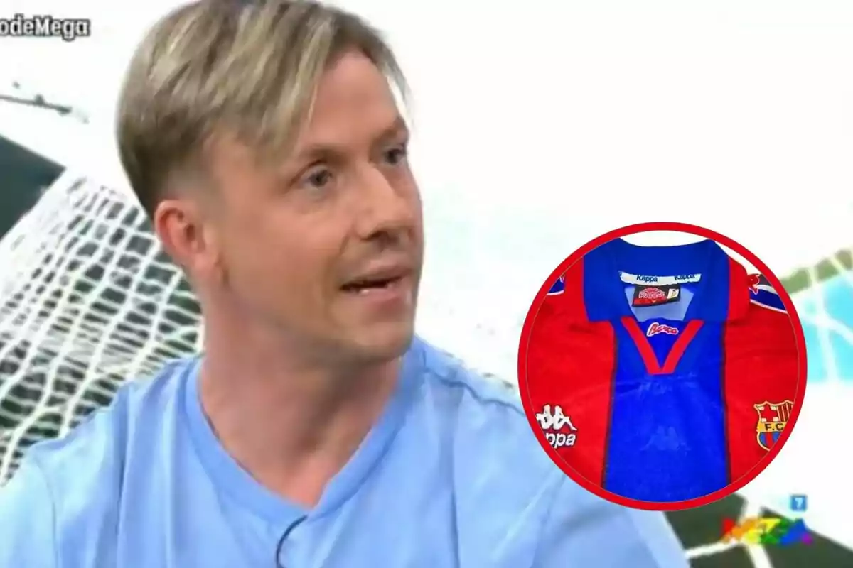 Un hombre con camiseta azul claro hablando en un programa de televisión, con una imagen insertada de una camiseta de fútbol roja y azul.