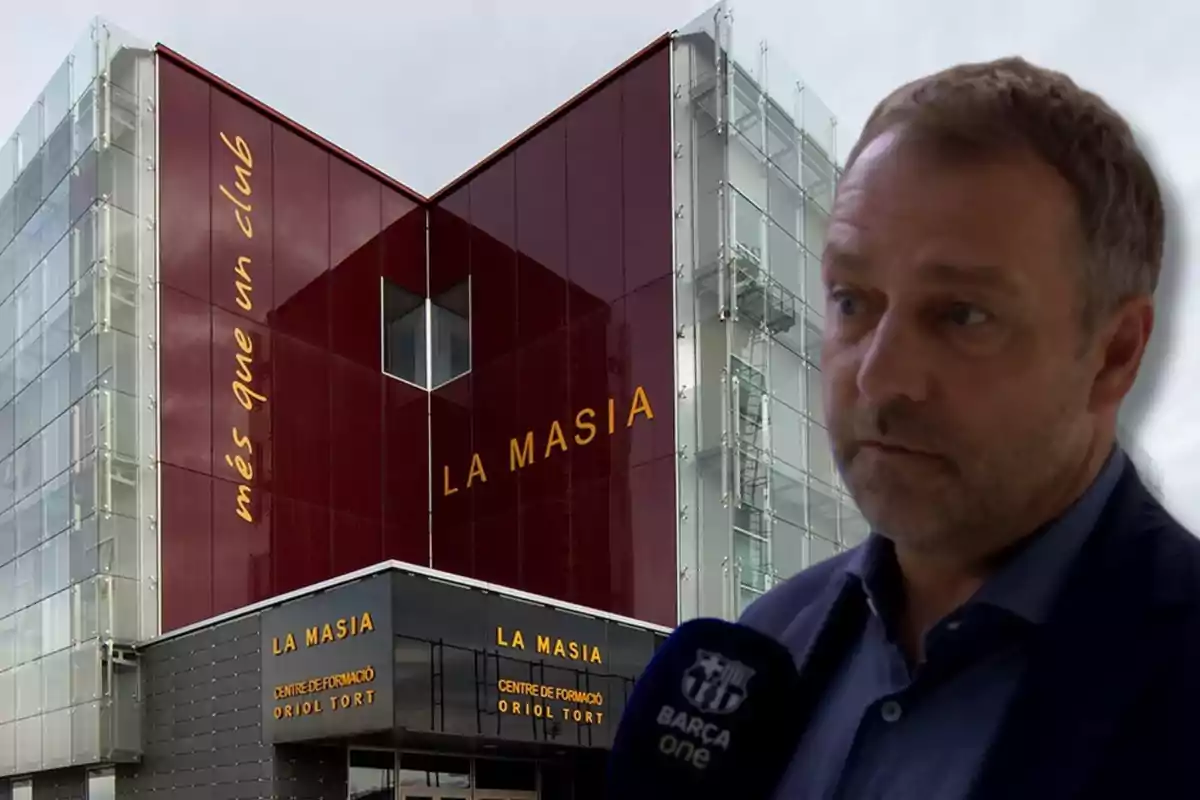 Un hombre hablando frente a un edificio moderno con el letrero "La Masia" y el lema "més que un club".