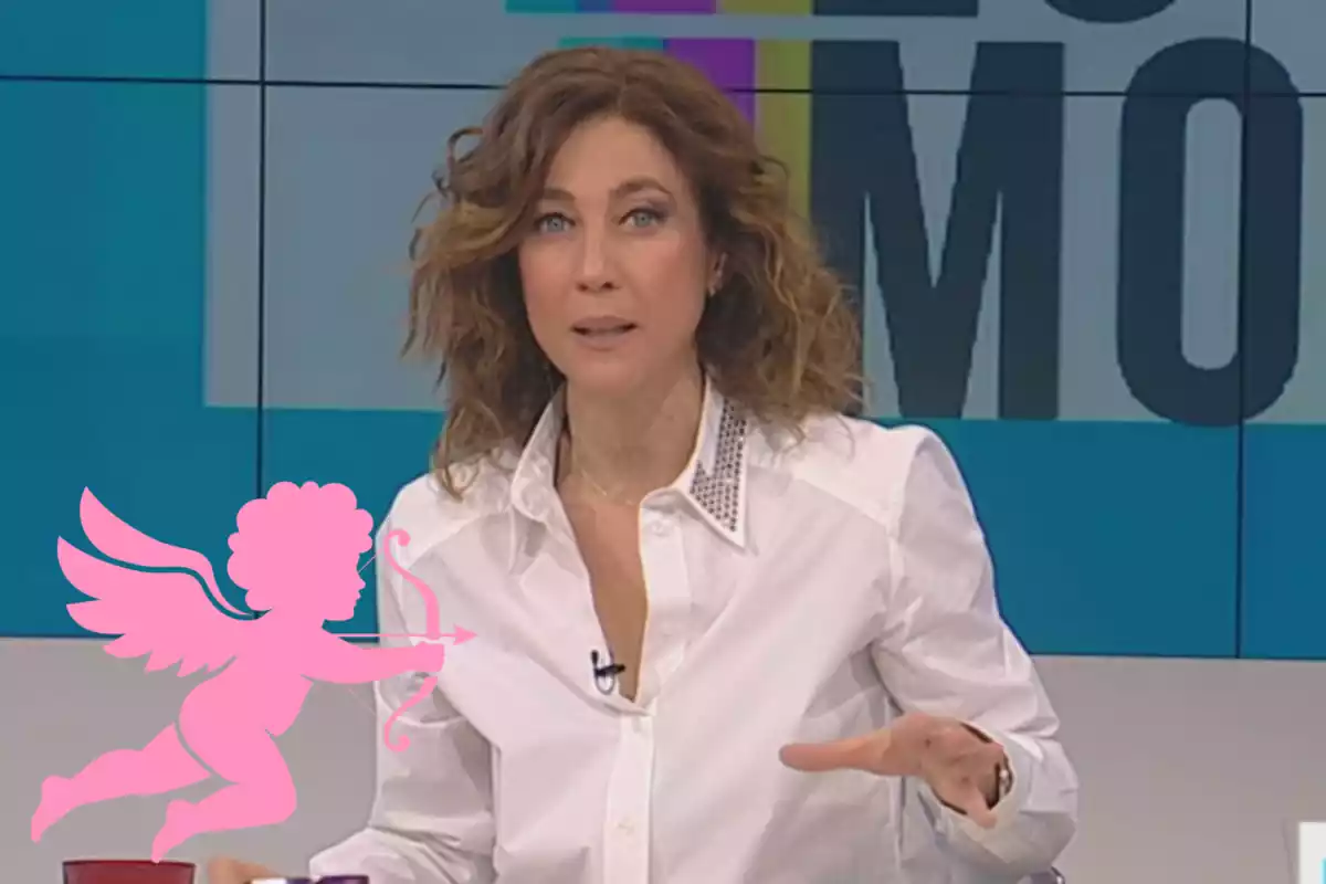 Montaje con una imagen de Helena García Melero en el programa "Tot es mou" de TV3. A la izquierda un emoticono con el símbolo de cupido