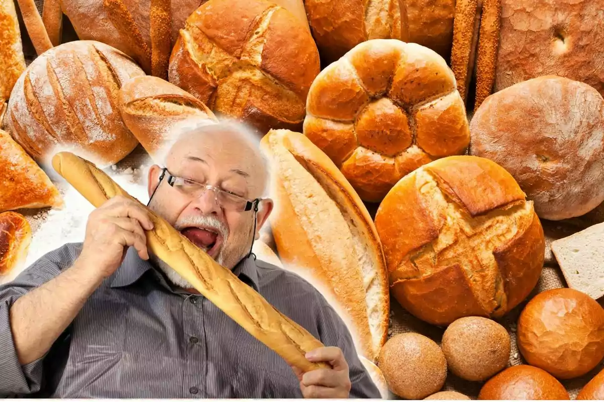 Un hombre mayor con gafas disfruta de una baguette rodeado de una variedad de panes.