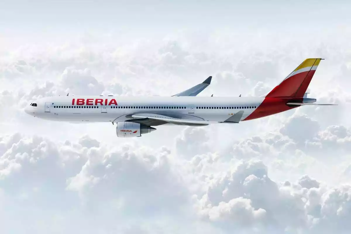 Avión de Iberia en el aire