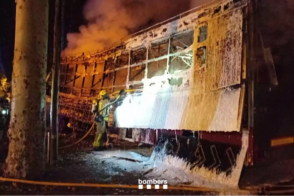 Bomberos extinguiendo un incendio en un remolque en Girona