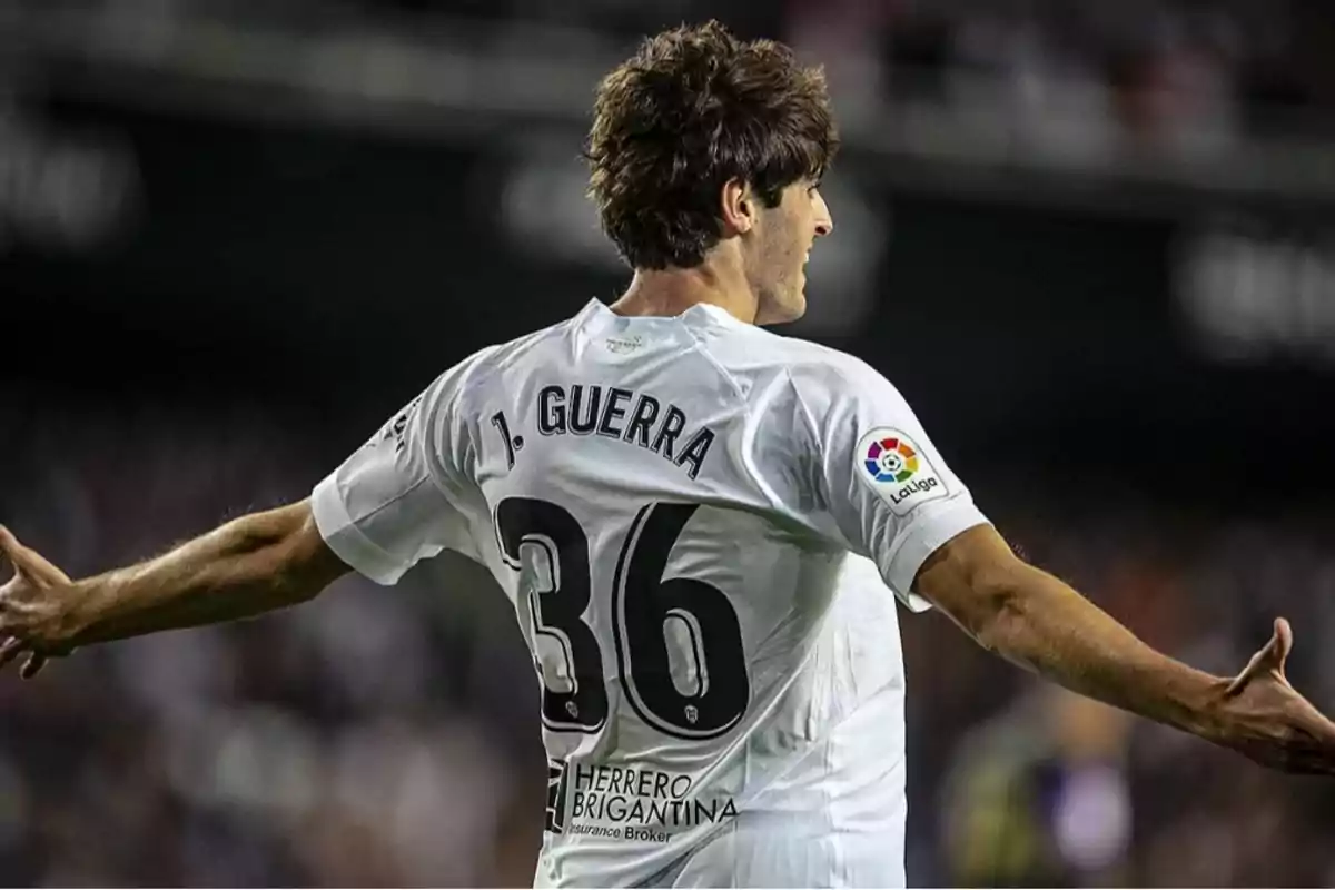 Javi Guerra celebrando un gol con el Valencia en la 2022/23