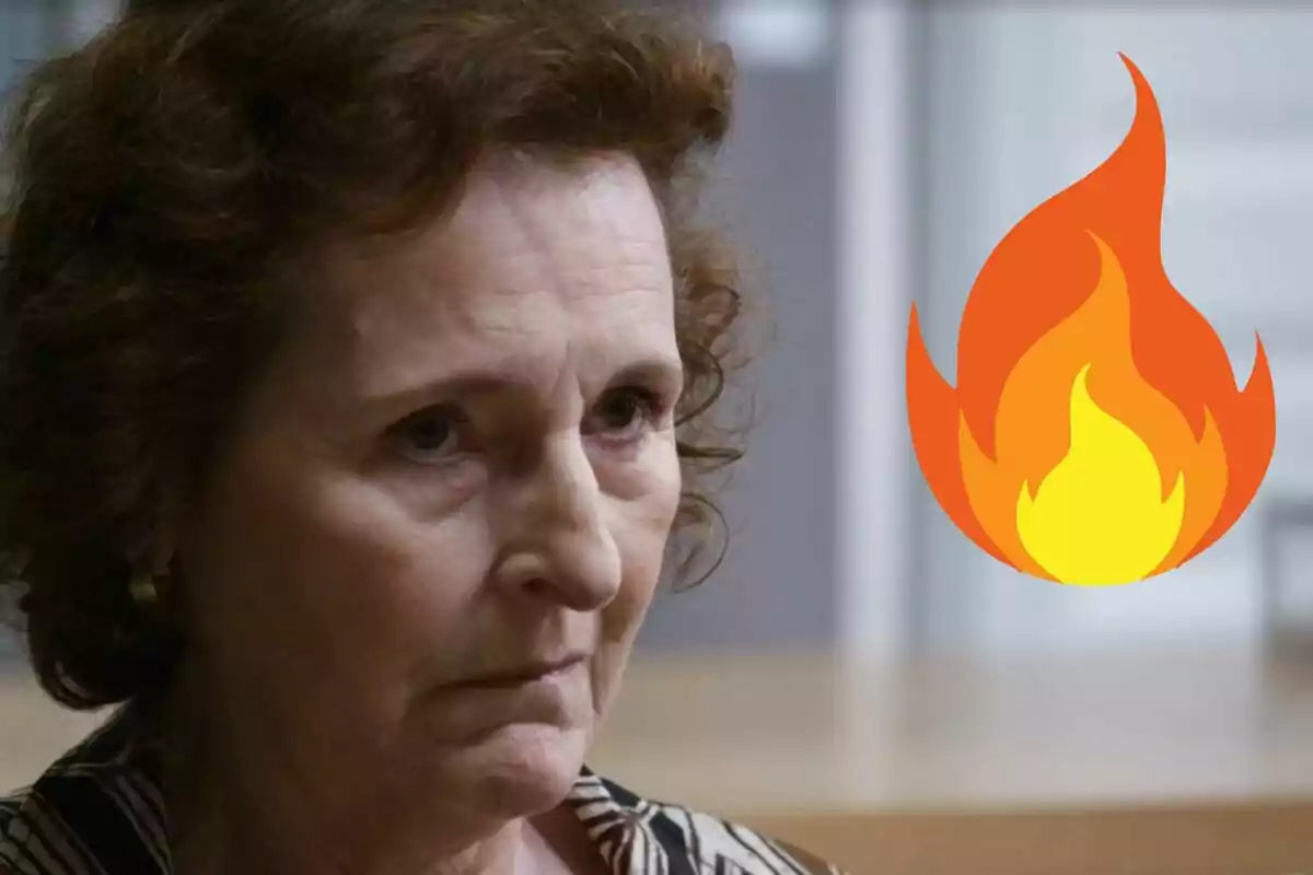 Mujer mayor con expresión seria y un ícono de fuego al lado.