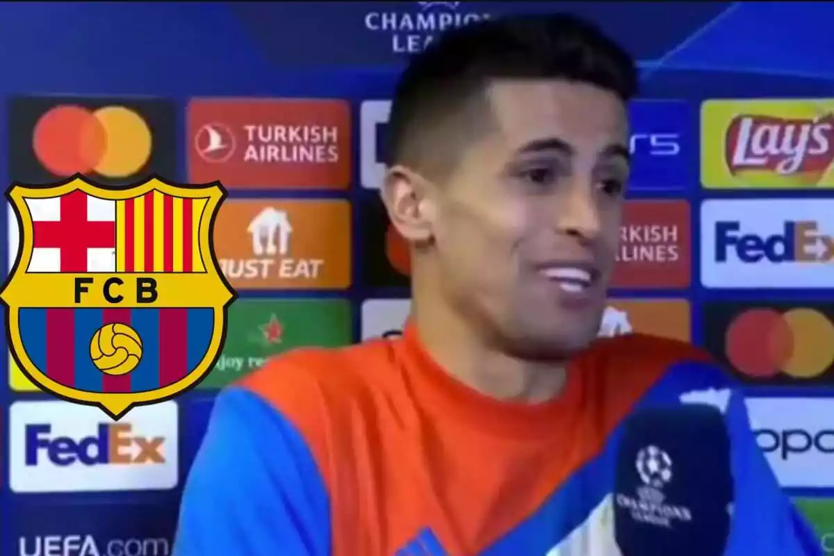 Montaje con Joao Cancelo entrevistado después de un partido de Champions League y un escudo del Barça de fondo