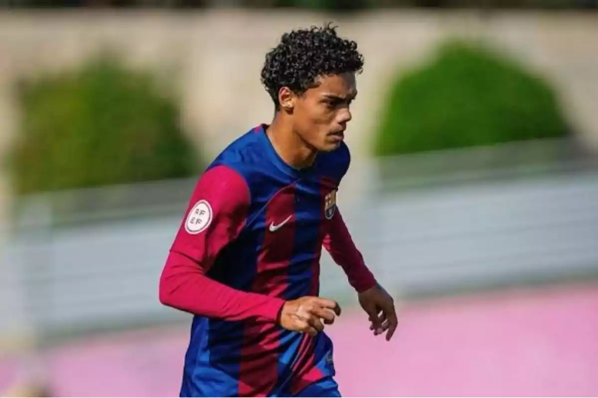 Joao Mendes, hijo de Ronaldinho, en un partido con el Juvenil A del Barça