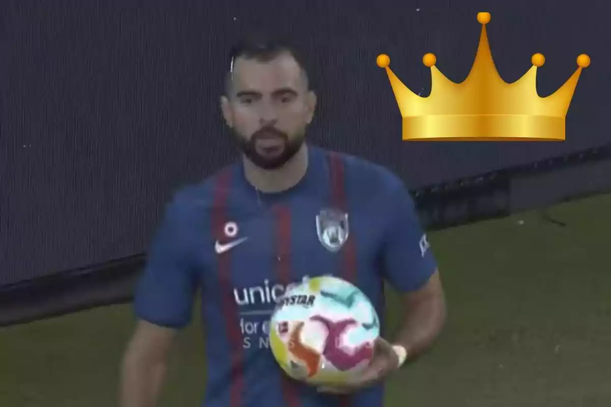 Montaje con Jordi Amat con un balón en la mano durante un partido de fútbol y en la esquina superior derecha, una corona de príncipe