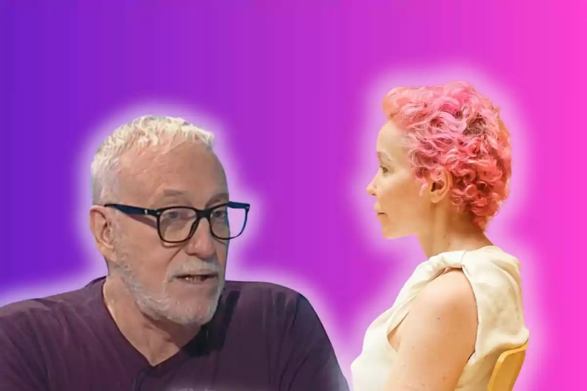 Un hombre con gafas y cabello canoso hablando, mientras una mujer con cabello rizado y teñido de rosa lo observa, ambos con un fondo degradado de colores púrpura y rosa.