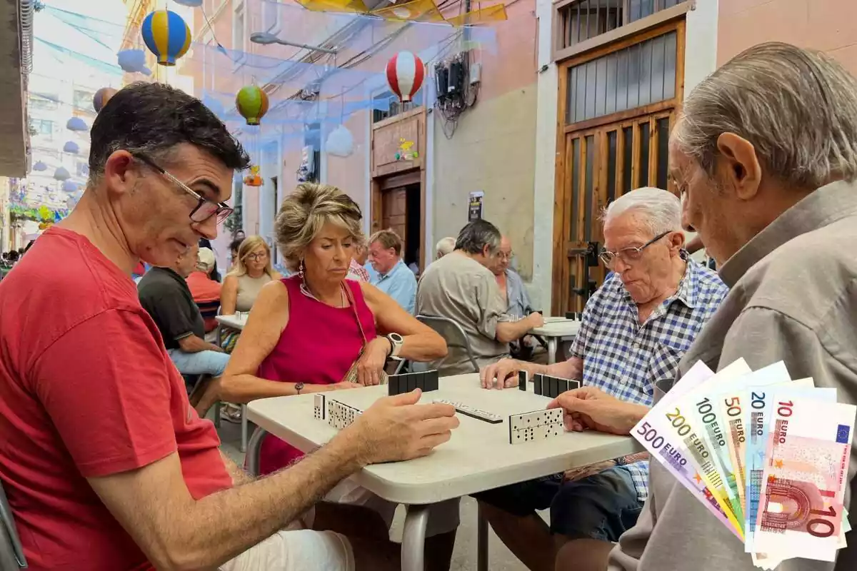 Montaje de un grupo de jubilados jugando al dominó y en la esquina inferior derecha billetes de diferentes importes