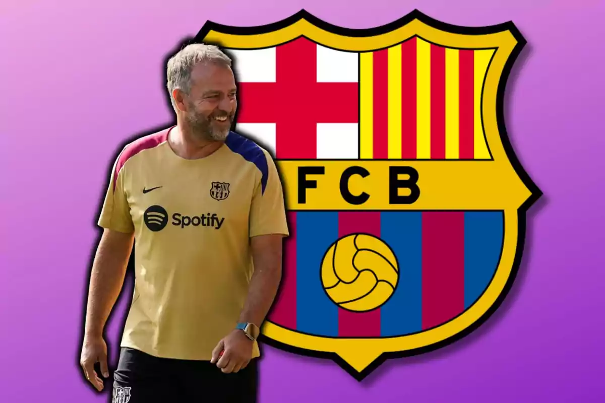 Un hombre con una camiseta de entrenamiento del FC Barcelona sonríe frente al escudo del club sobre un fondo morado.