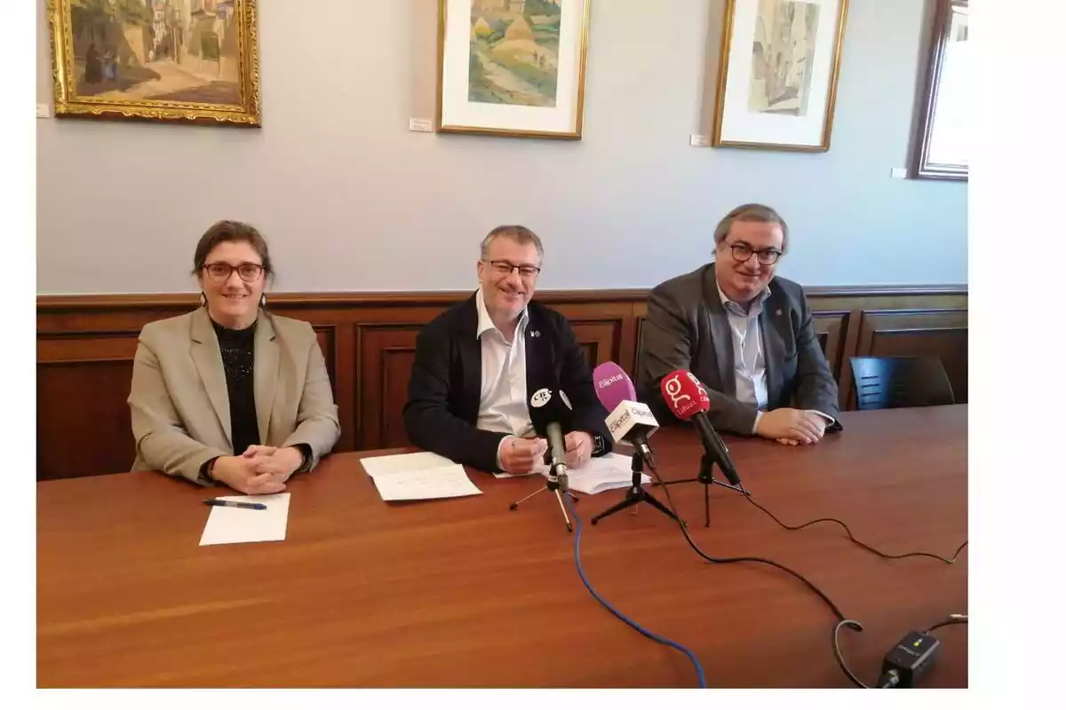 El Alcalde y concejales de la Bisbal d'Empordà sentados atendiendo a la prensa